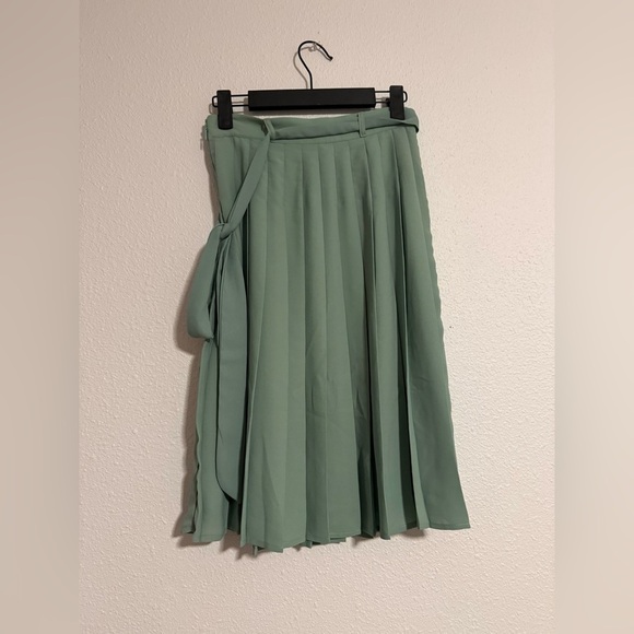 ModCloth Purely Pretty Pleated in Matcha - Picture 3 of 6